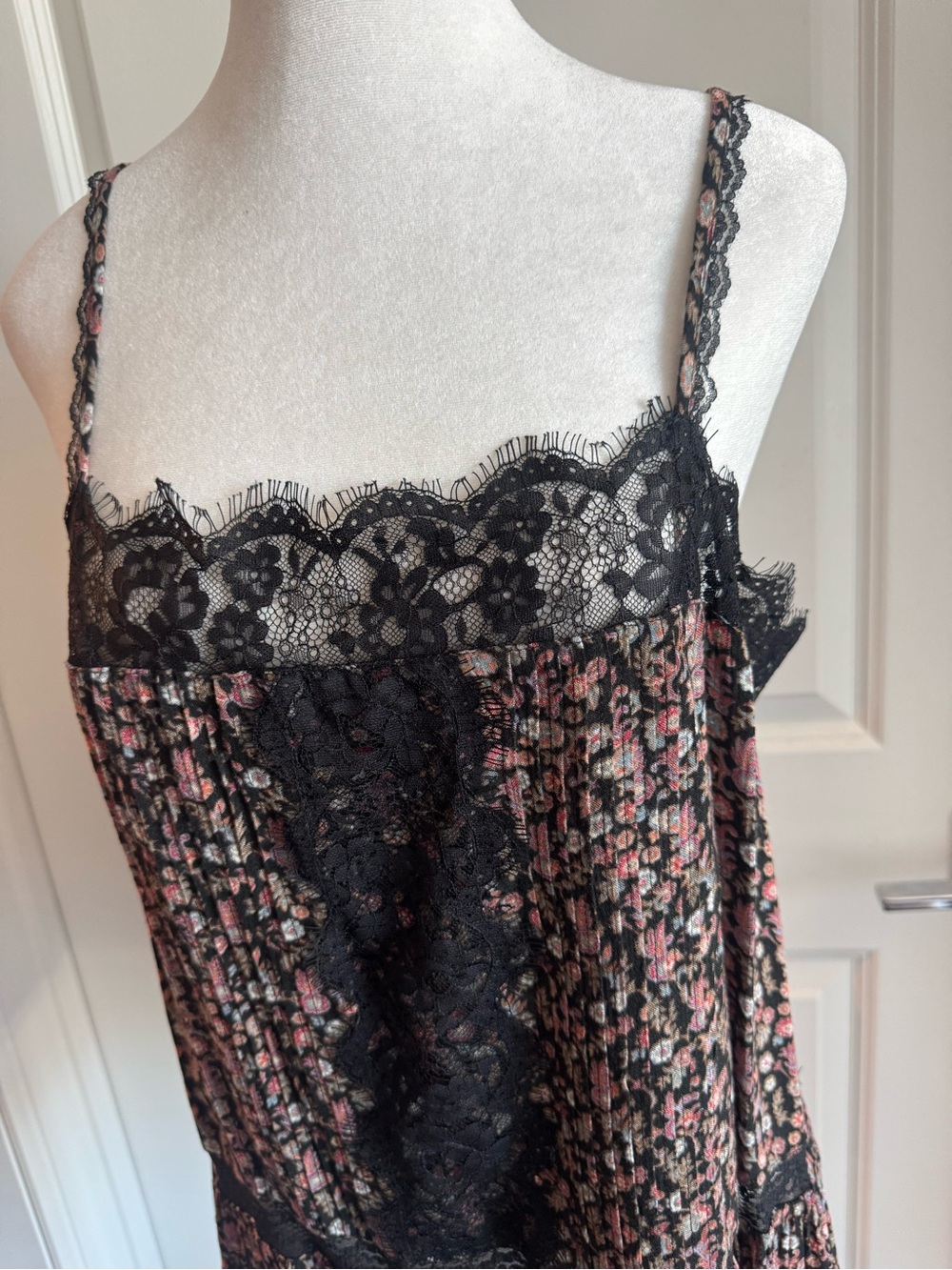 American Eagle Outfitters Women's Tank Top Black Lace Floral Print Size Medium - Picture 2 of 10